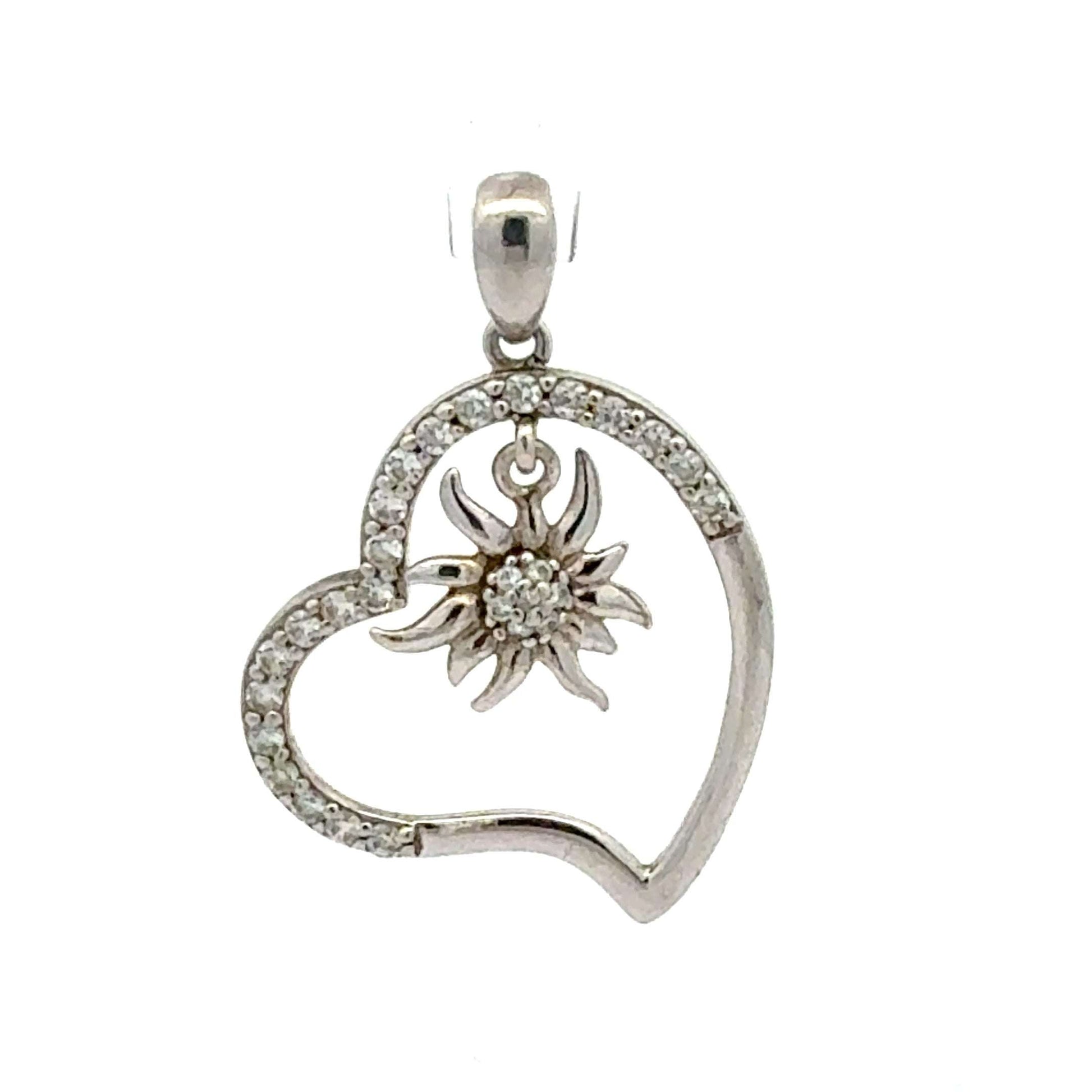 Silberner Herz-Anhänger mit Sonne und Zirkonia von Juwelier Alen, filigrane Schmuckkreation, detailreiche Oberfläche, elegantes Design