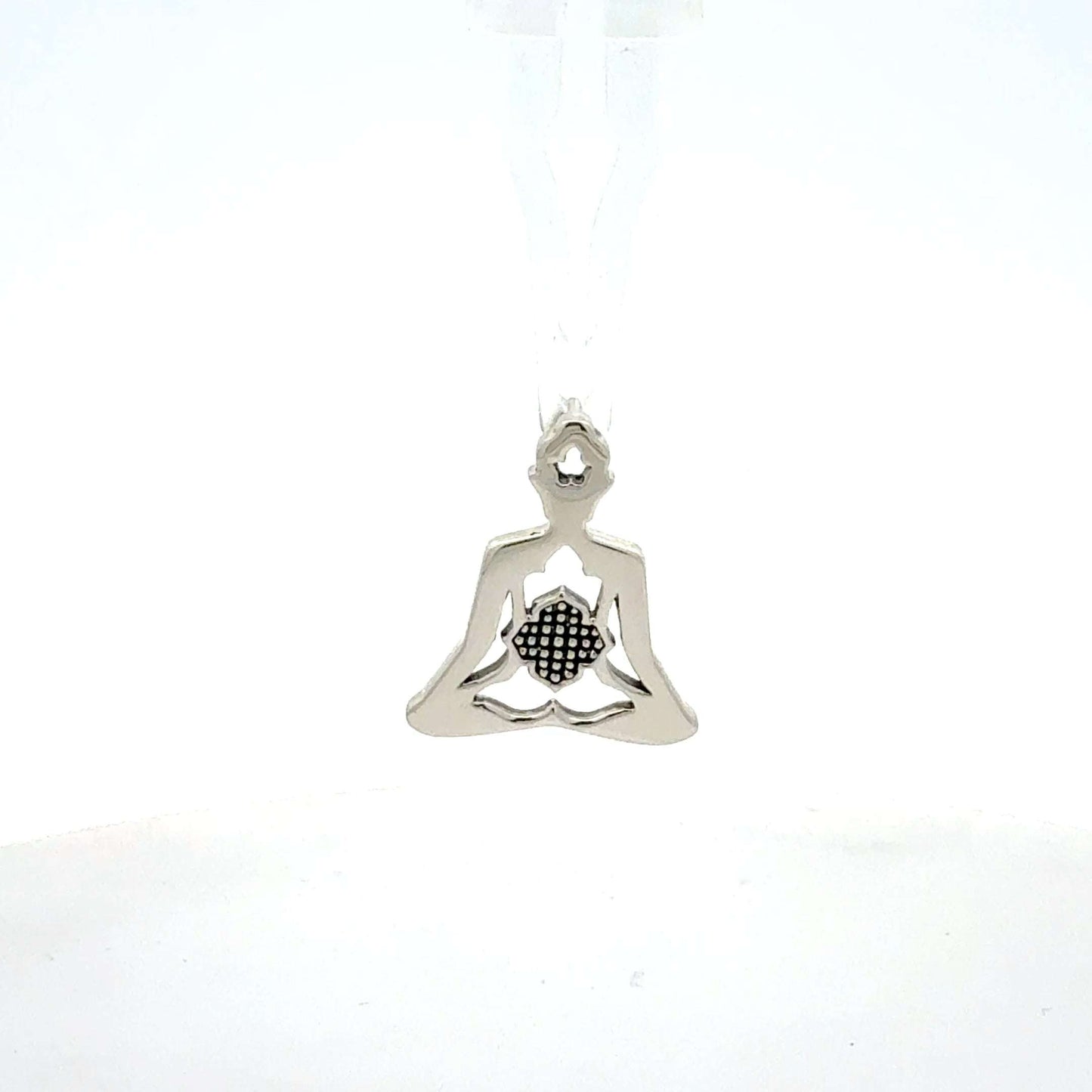 Silberner Anhänger 925 mit Yoga-Position, ca. 1,80 g, von Juwelier Alen, detailreiche Schmuckfigur in silberner Optik