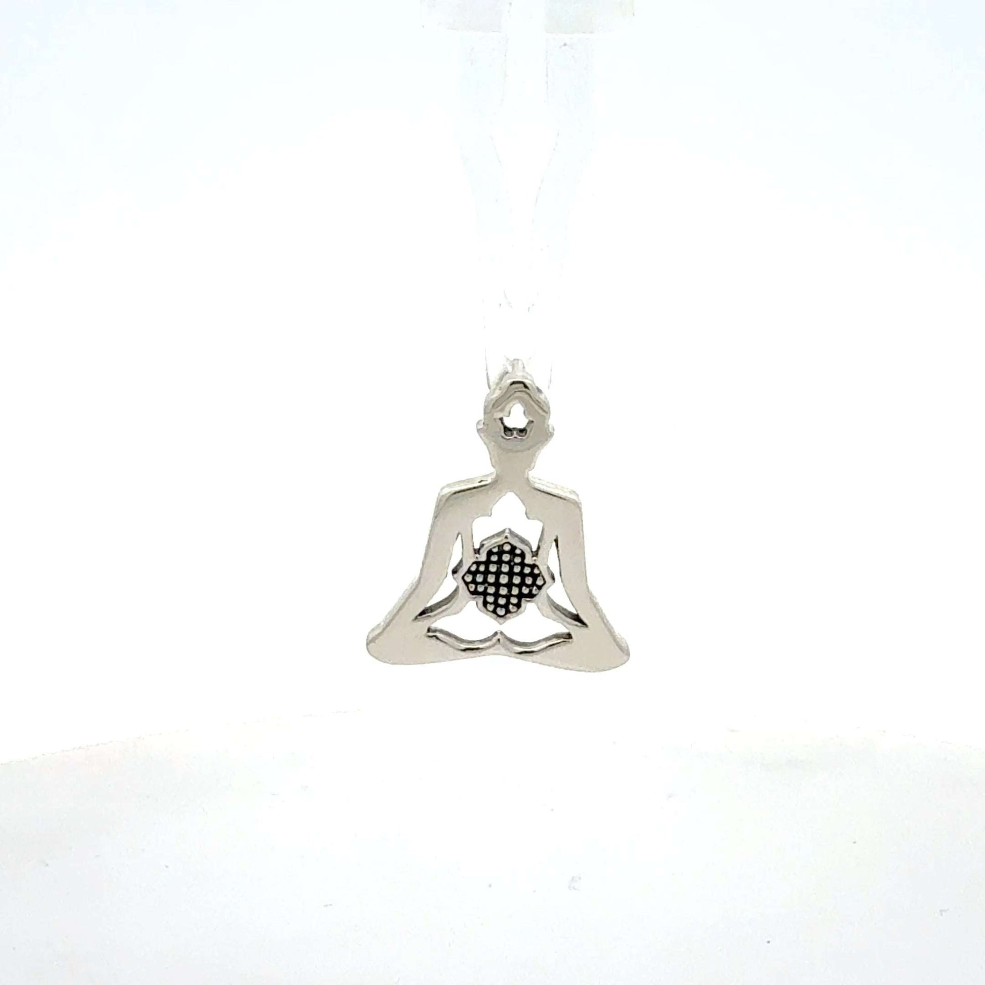 Silberner Anhänger 925 mit Yoga-Position, ca. 1,80 g, von Juwelier Alen, detailreiche Schmuckfigur in silberner Optik