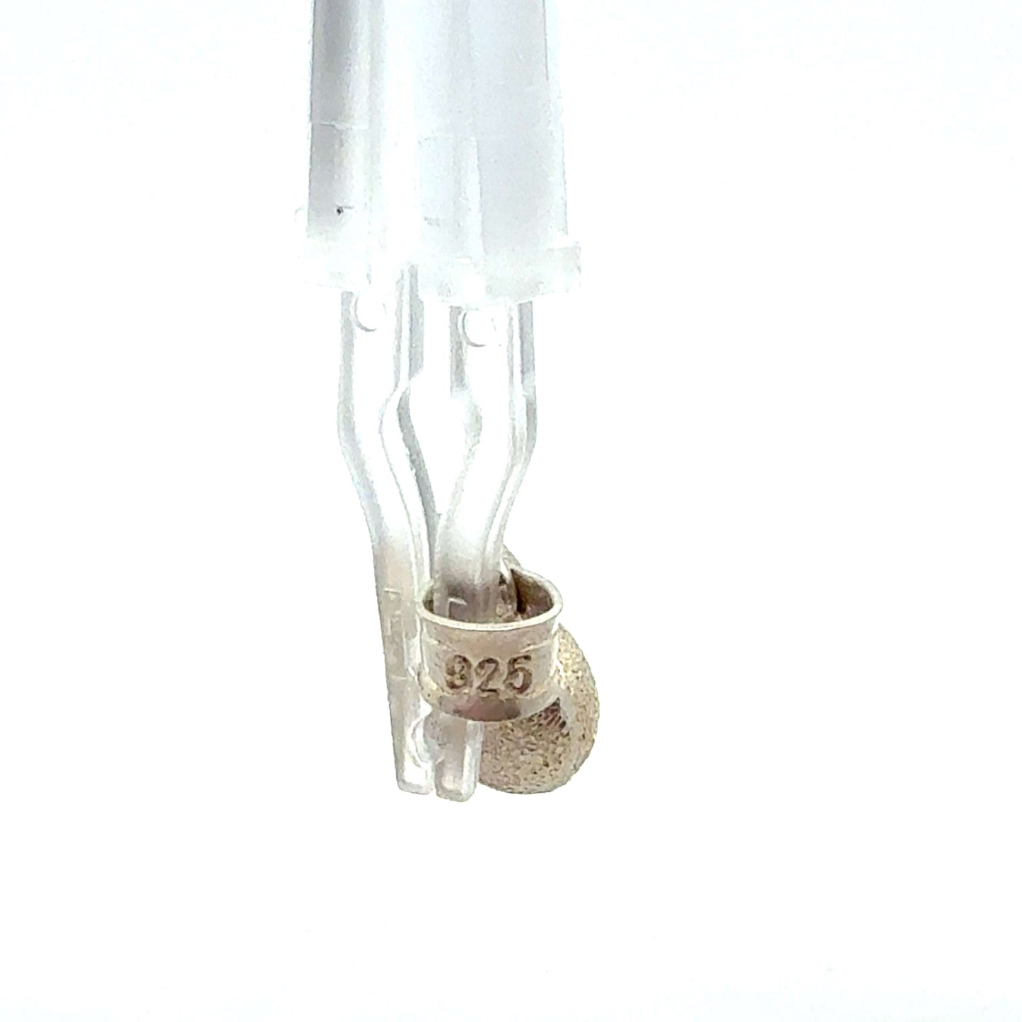 Silber 925 Herz-Anhänger von Juwelier Alen, 1,56 g, filigranes Schmuckstück mit Herzdesign, liegt auf weißem Hintergrund