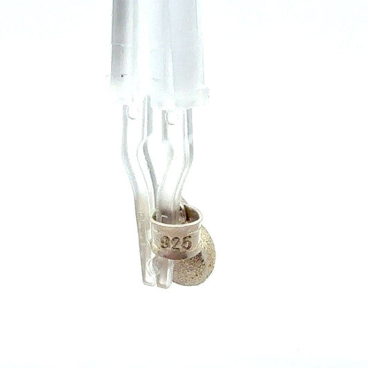 Silber 925 Herz-Anhänger von Juwelier Alen, 1,56 g, filigranes Schmuckstück mit Herzdesign, liegt auf weißem Hintergrund