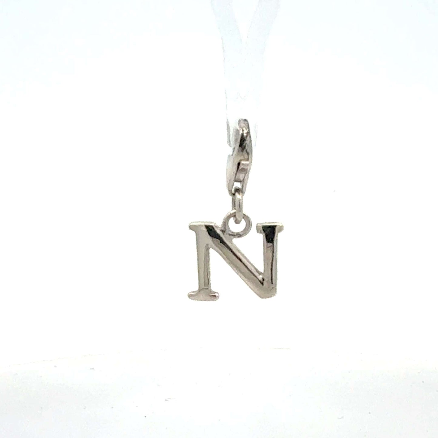 Silberner Charm Anhänger Buchstabe N aus 925er Silber, leichtes Gewicht, Juwelier Alen, elegantes Schmuckstück.