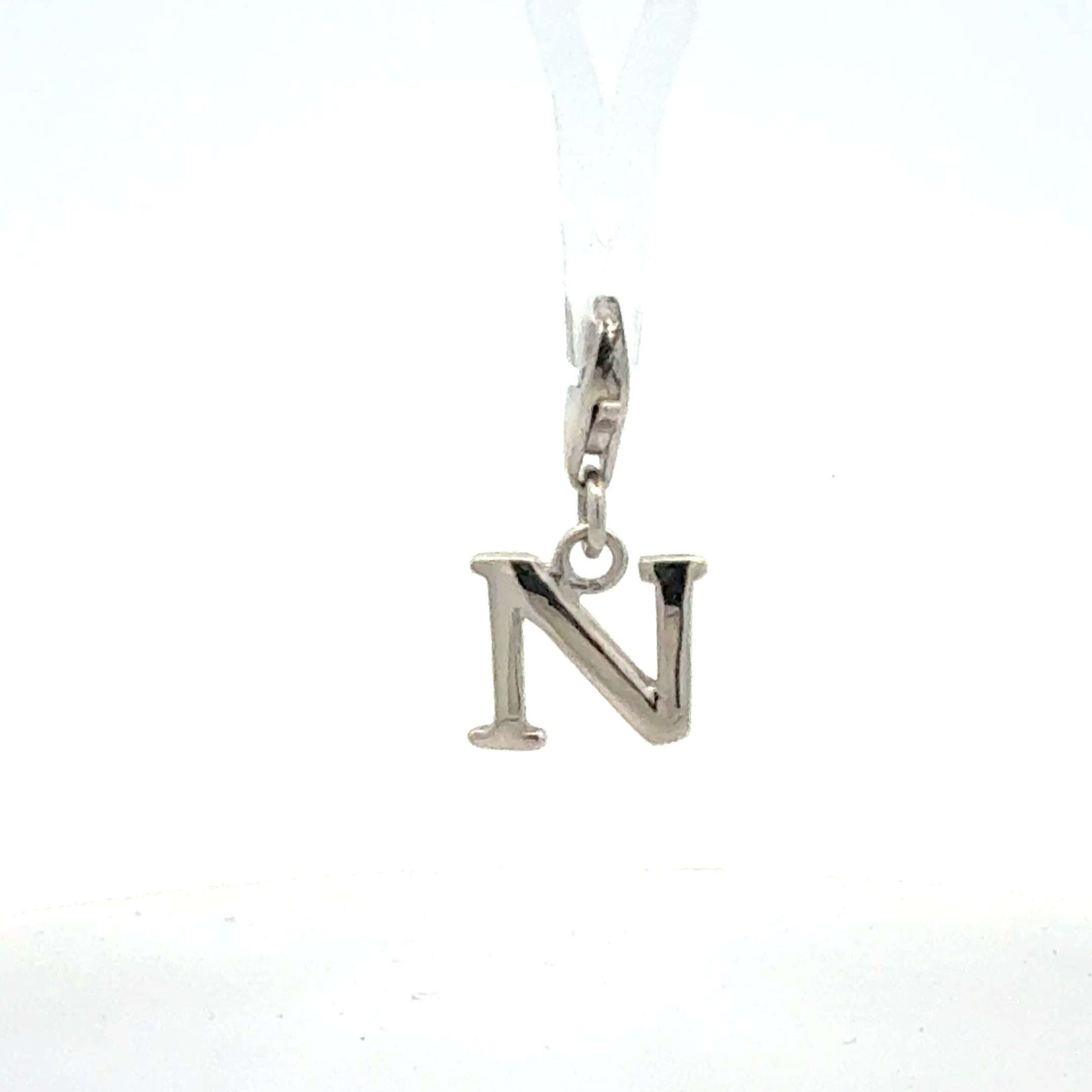 Silberner Charm Anhänger Buchstabe N aus 925er Silber, leichtes Gewicht, Juwelier Alen, elegantes Schmuckstück.