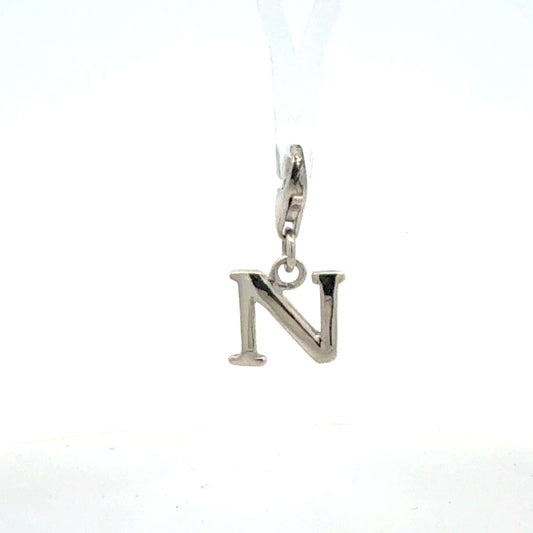 Silberner Charm Anhänger Buchstabe N aus 925er Silber, leichtes Gewicht, Juwelier Alen, elegantes Schmuckstück.