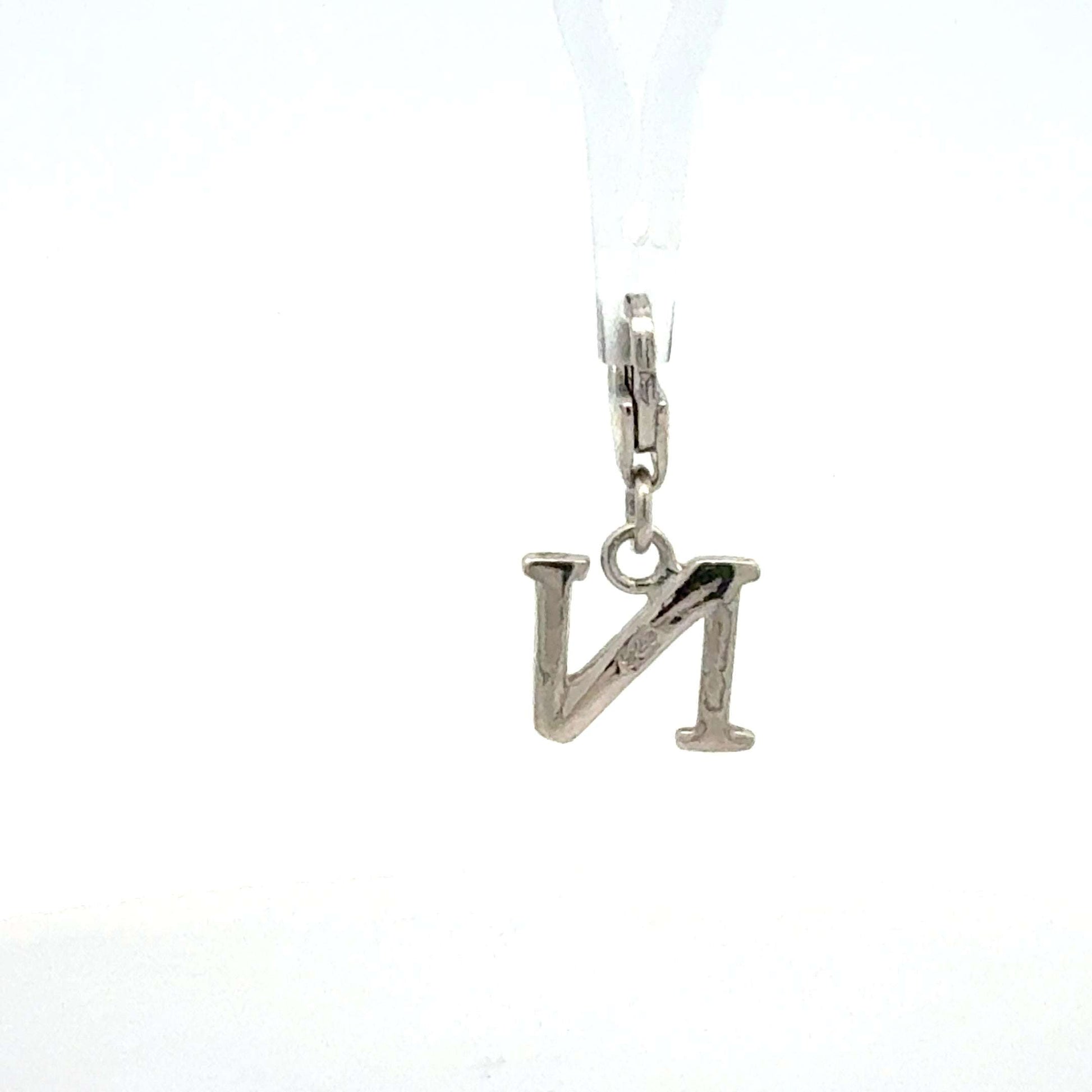 Silberner Charm Anhänger Buchstabe N aus 925er Silber, leichtes Gewicht, elegant und filigran, von Juwelier Alen