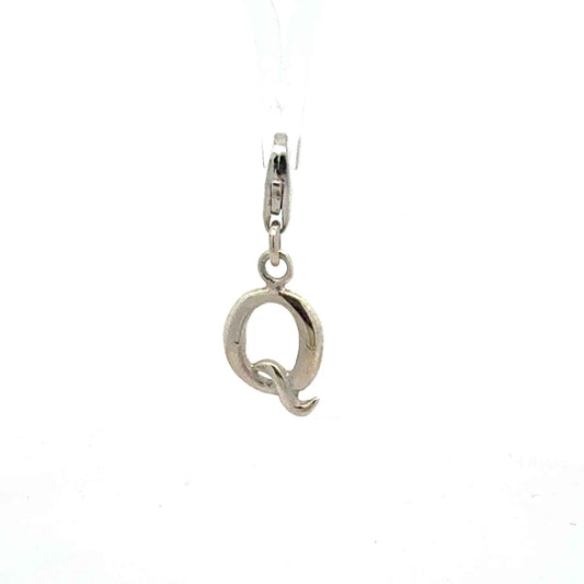 Silberner Buchstaben Q Anhänger aus 925er Silber, Juwelier Alen, mit filigranen Details, auf hellem Hintergrund fotografiert.