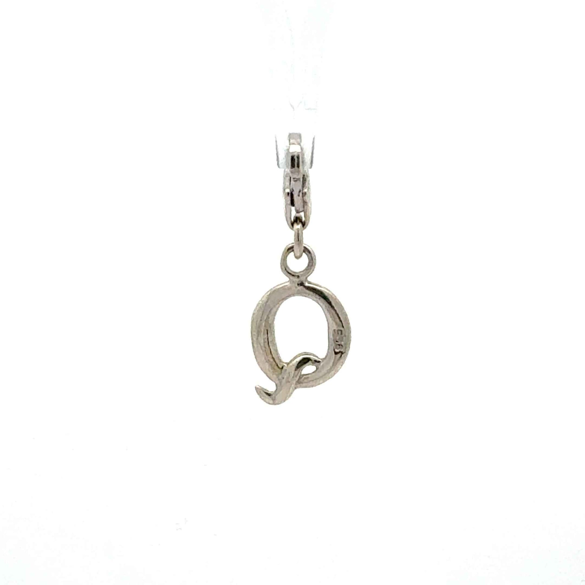Silberner Charm Anhänger Buchstabe Q aus 925er Silber, elegantes Schmuckstück mit detailliertem Design.