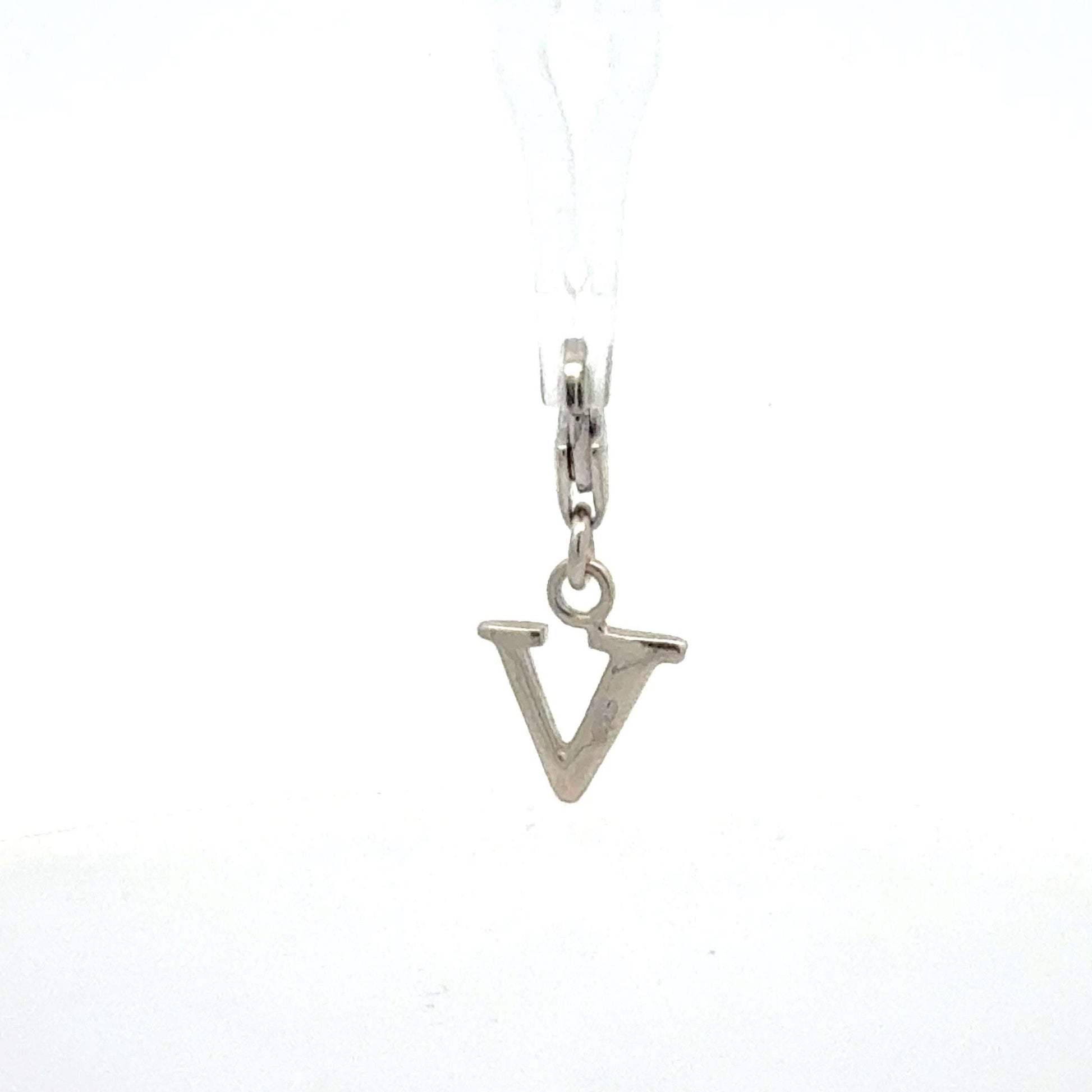 Silber 925 Anhänger mit Buchstabe V Charm, schwer 0,78 g, von Juwelier Alen, detailreiche Schmuckfigur auf hellem Hintergrund