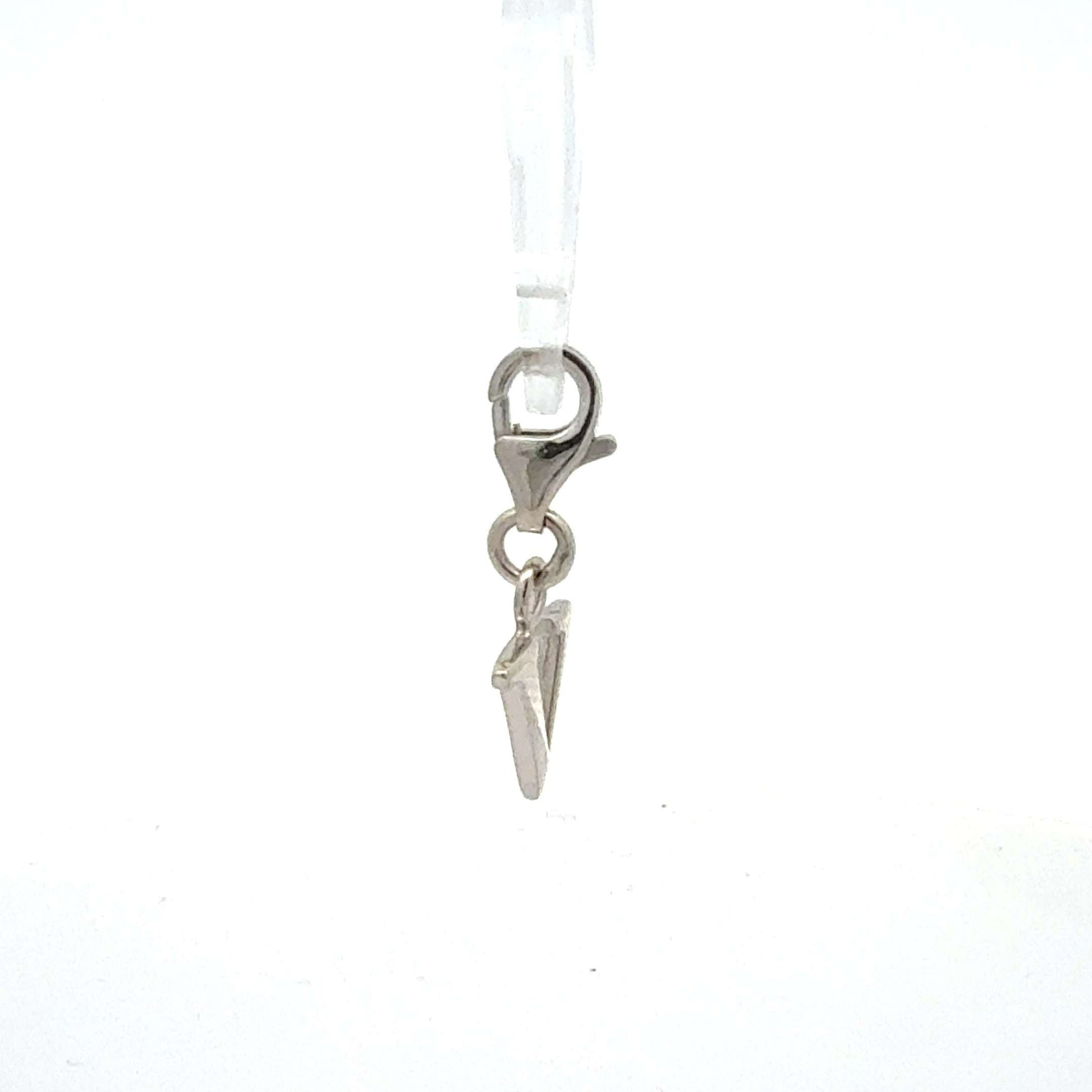 Silberner Buchstaben V Anhänger 925, Juwelier Alen, filigraner Charm, leichtes Gewicht von 0,78 g, elegantes Schmuckstück