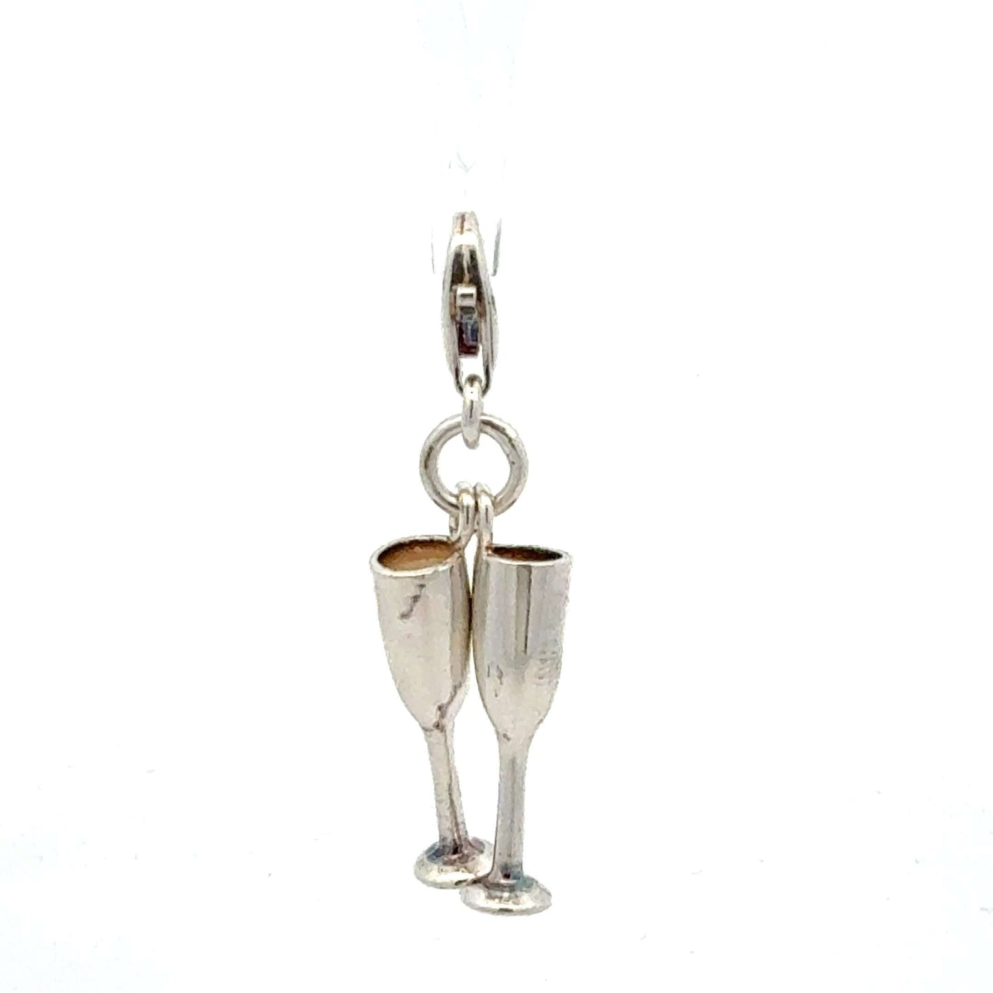 Anhänger in Form eines Sektkelchs von Juwelier Alen, silberfarben mit filigranen Details, eleganter Schmuckanhänger.