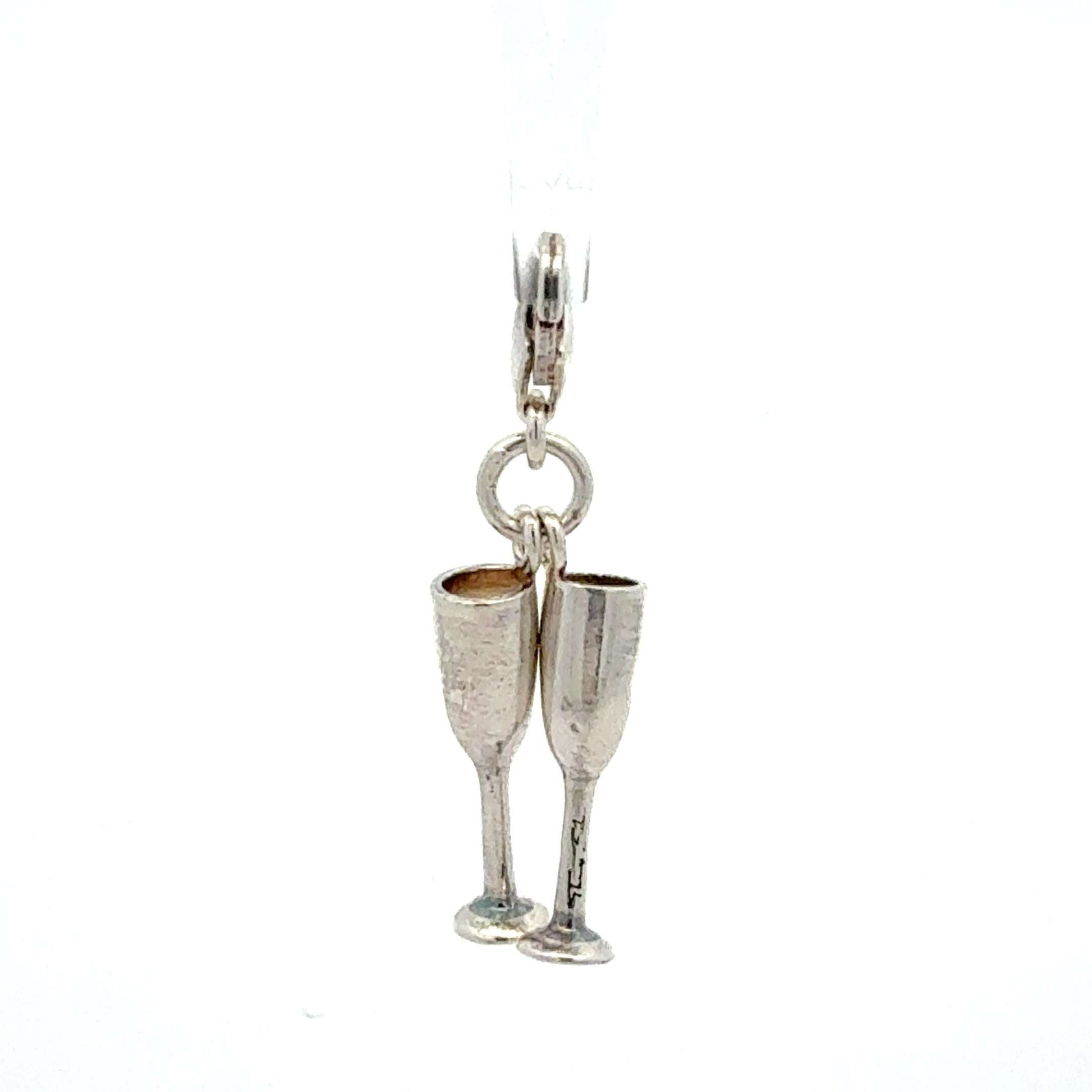 Glasanhänger mit Sektkelch-Design, verziert mit Juwelier Alen, auf weißem Hintergrund und hellem Licht.