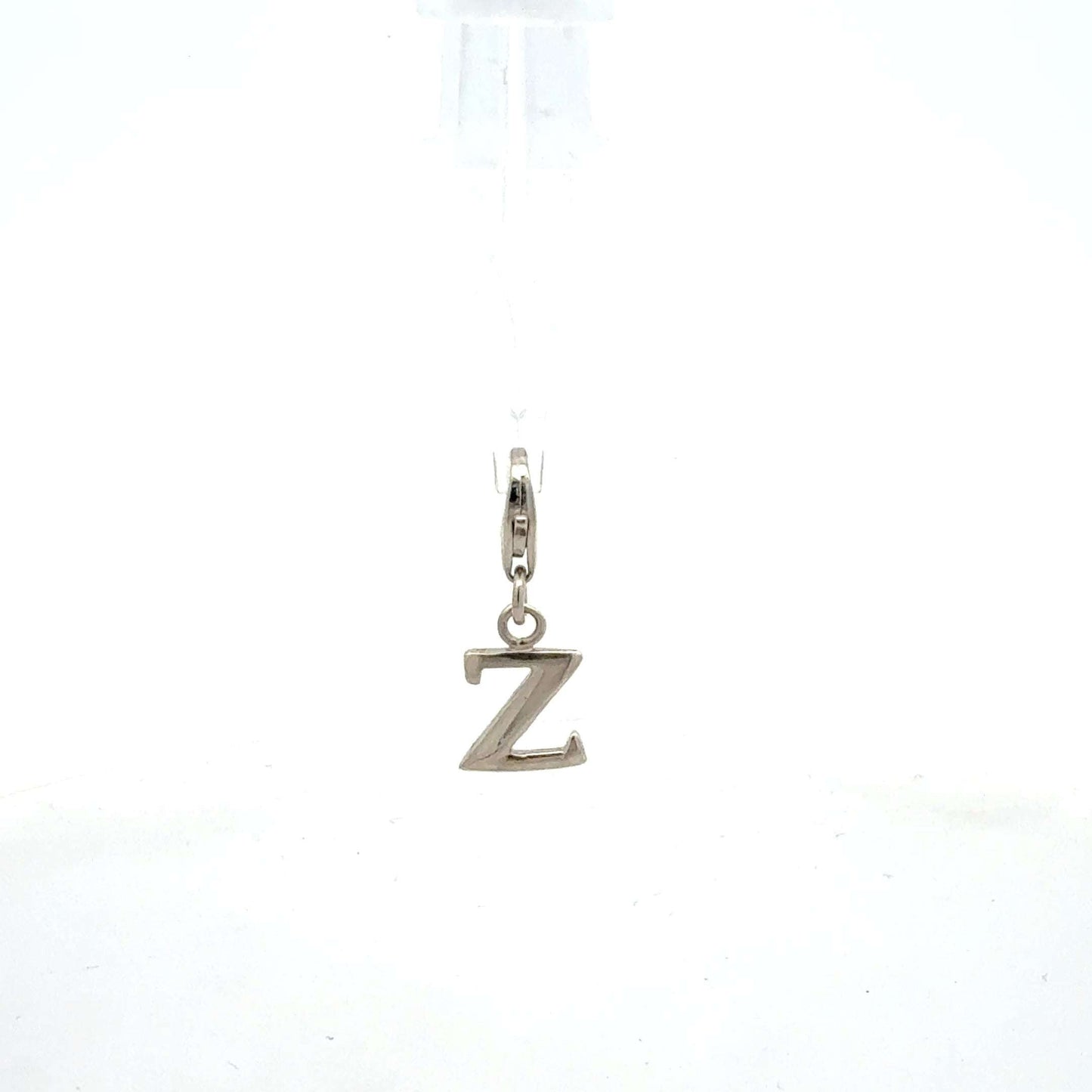 Silberner Charm Anhänger Buchstabe Z aus 925er Silber, leichtes Design, von Juwelier Alen, auf hellem Hintergrund.