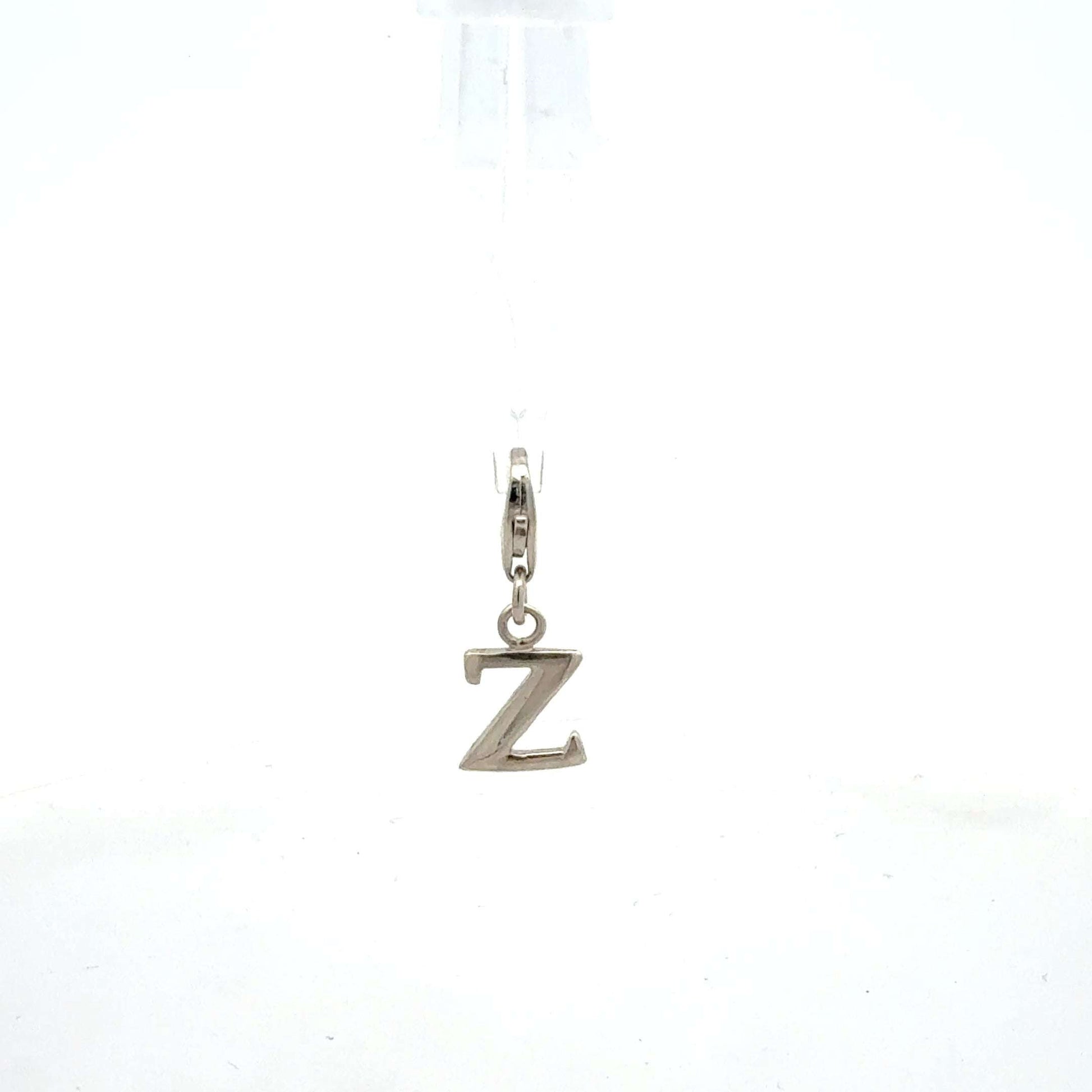 Silberner Charm Anhänger Buchstabe Z aus 925er Silber, leichtes Design, von Juwelier Alen, auf hellem Hintergrund.
