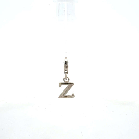 Silberner Charm Anhänger Buchstabe Z aus 925er Silber, leichtes Design, von Juwelier Alen, auf hellem Hintergrund.