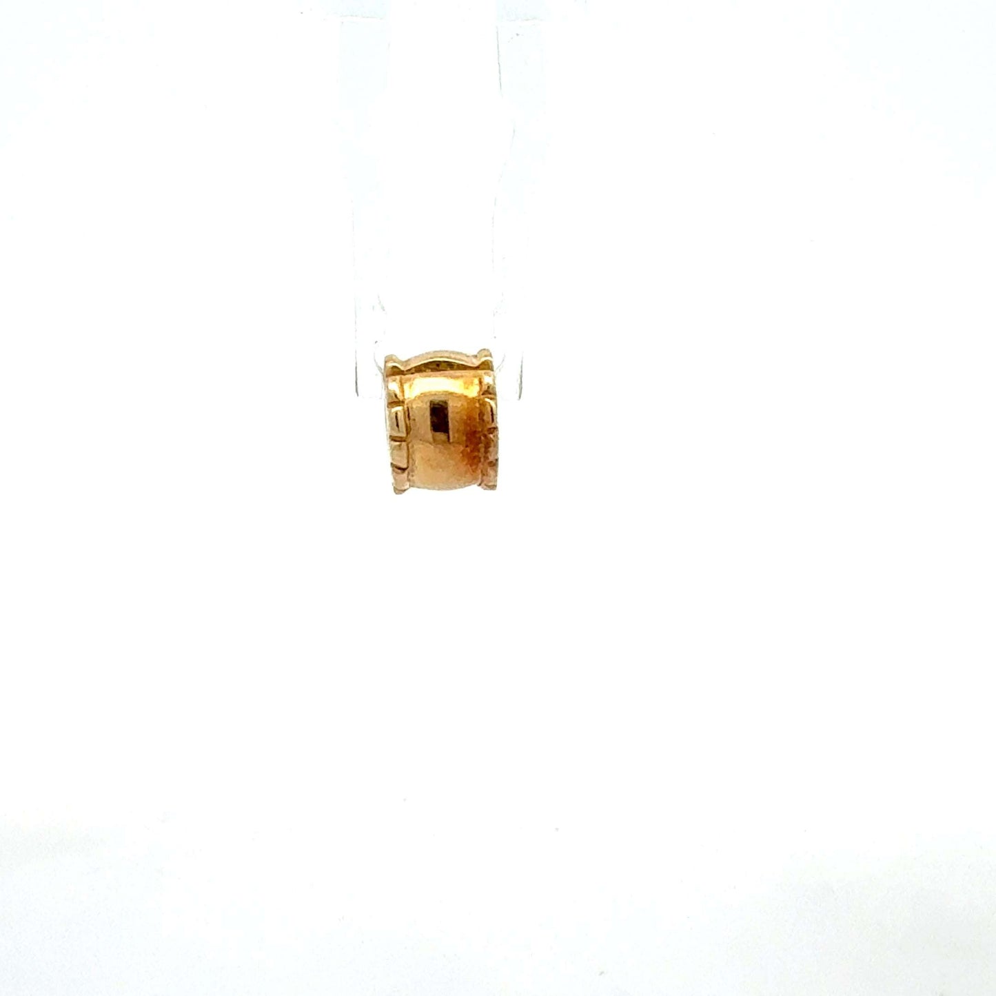 Pandora Charm aus 585 Gold, Anhänger, 2,13 g, mit filigranen Details, von Juwelier Alen, auf hellem Hintergrund fotografiert