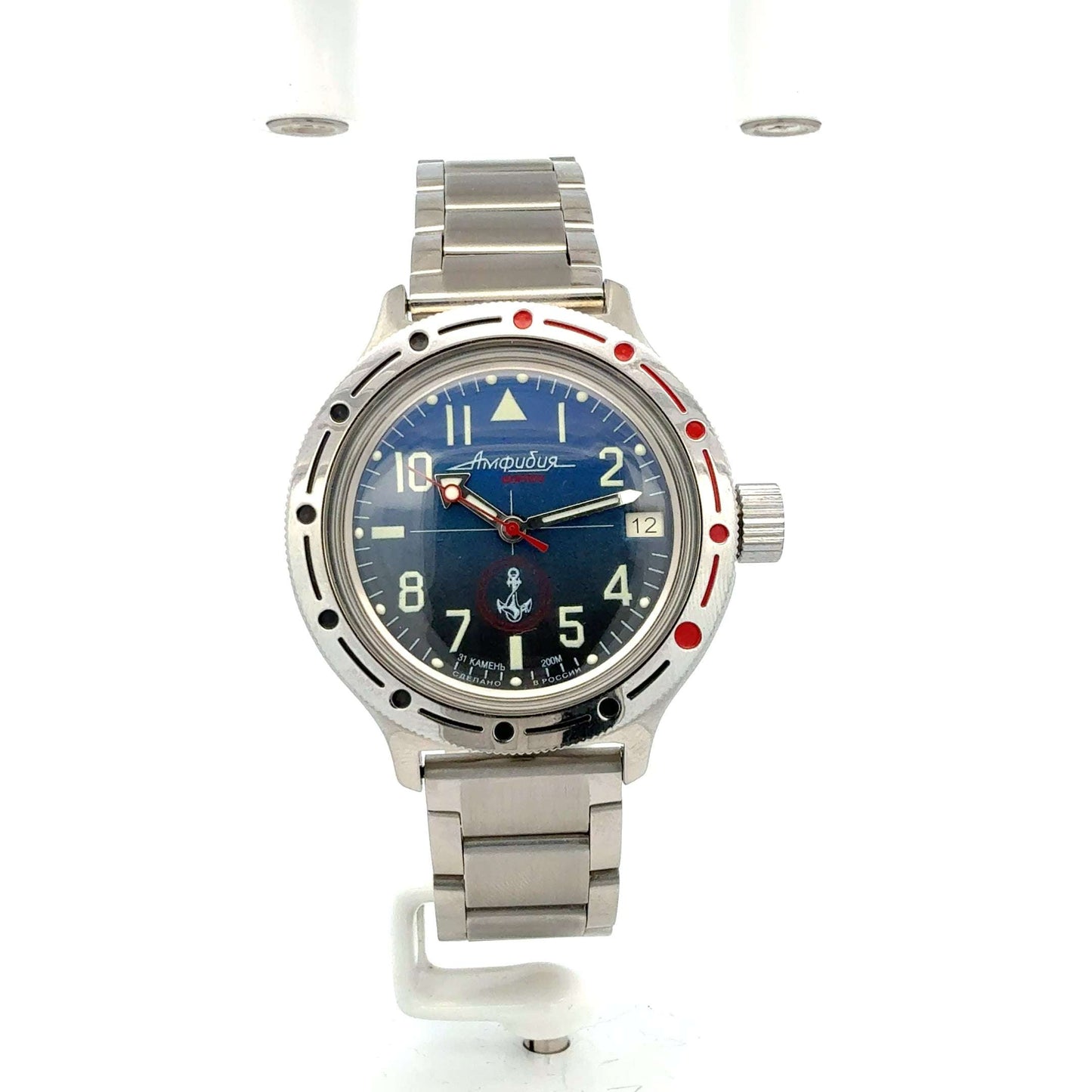 Russische Uhr von Juwelier Alen mit klassischem Design und goldfarbenem Zifferblatt, Detailaufnahme der Uhr.