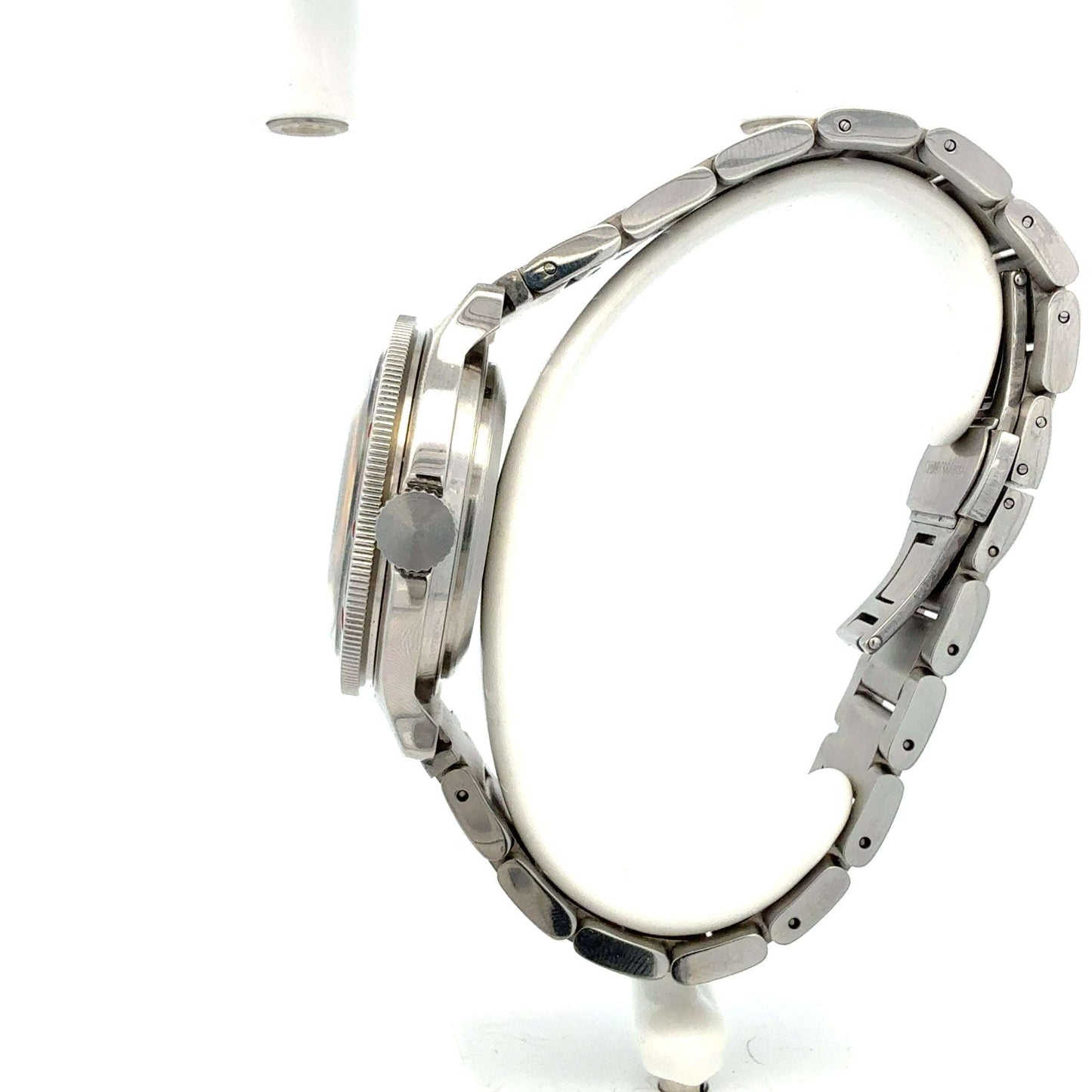 Russische Uhr von Juwelier Alen, elegante Armbanduhr mit detailliertem Zifferblatt und stilvollem Design.