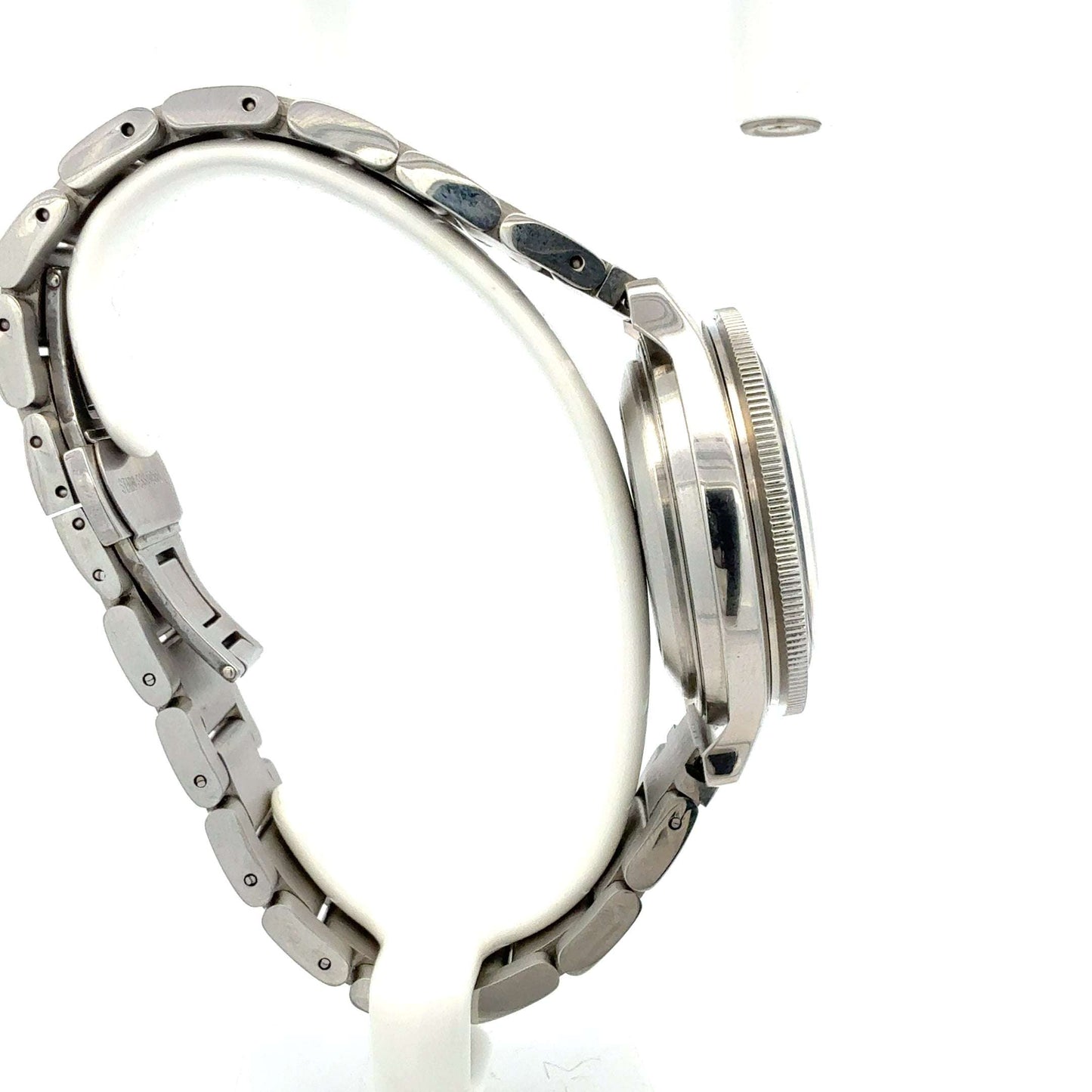 Russische Uhr von Juwelier Alen mit elegantes Design und schwarzem Zifferblatt, sichtbar im Bild.