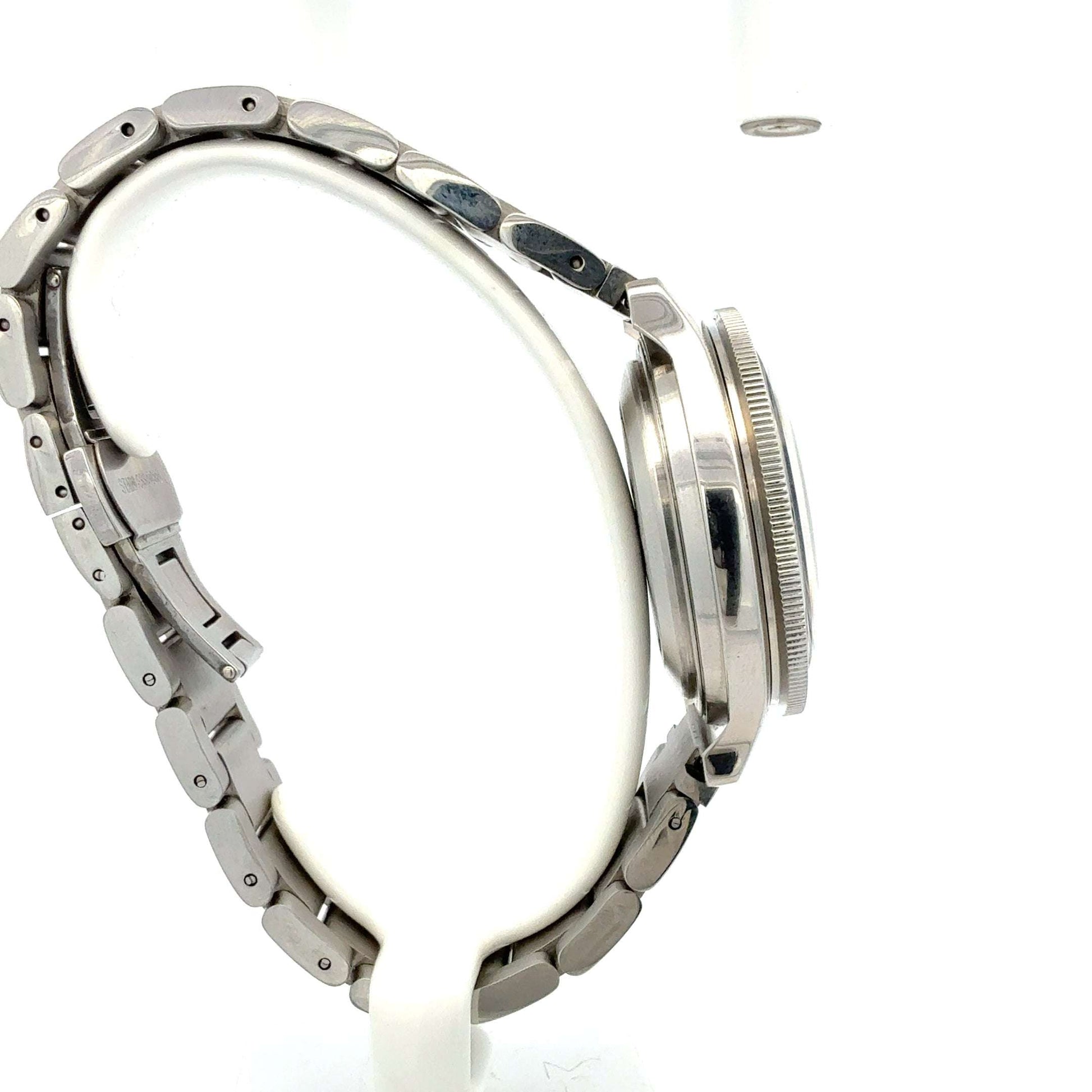 Russische Uhr von Juwelier Alen mit elegantes Design und schwarzem Zifferblatt, sichtbar im Bild.