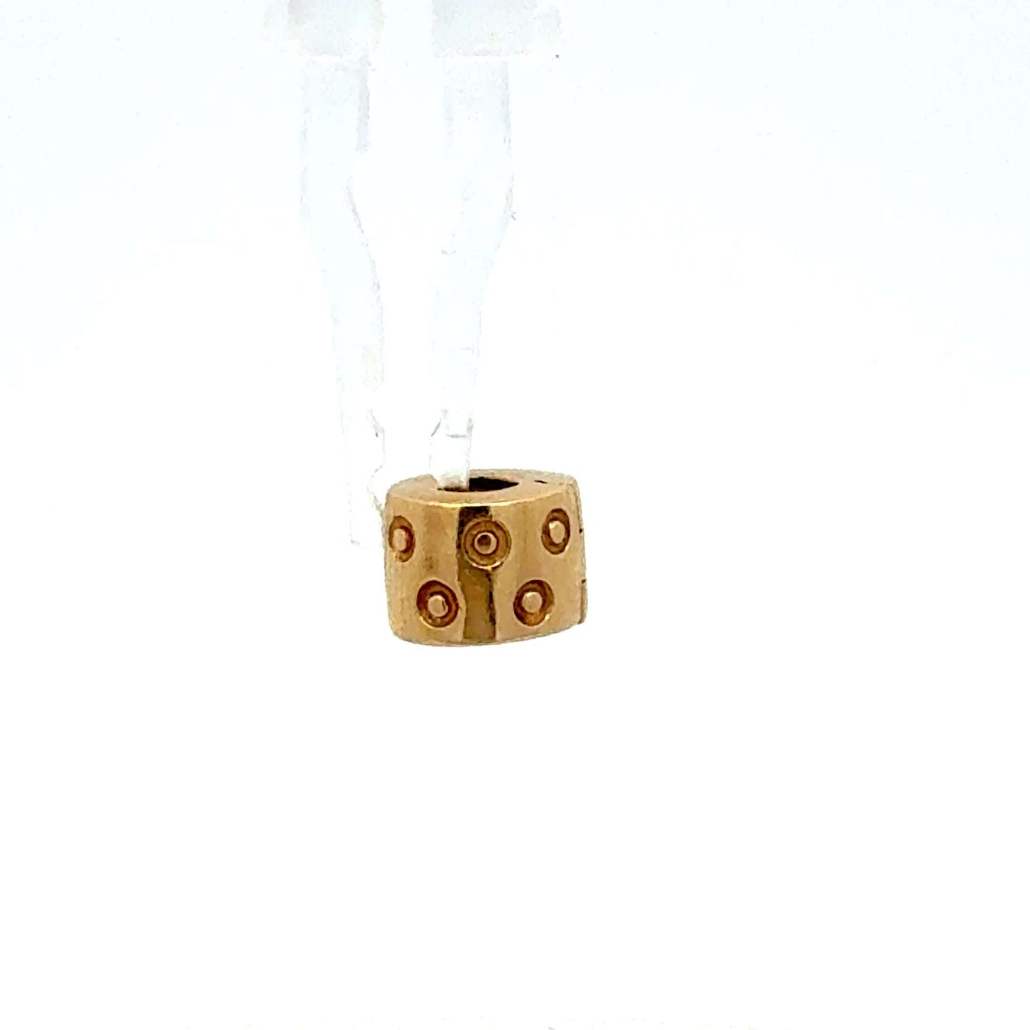Runder Anhänger von Juwelier Alen mit goldener Oberfläche, elegant und schlicht, auf weißem Hintergrund fotografiert.