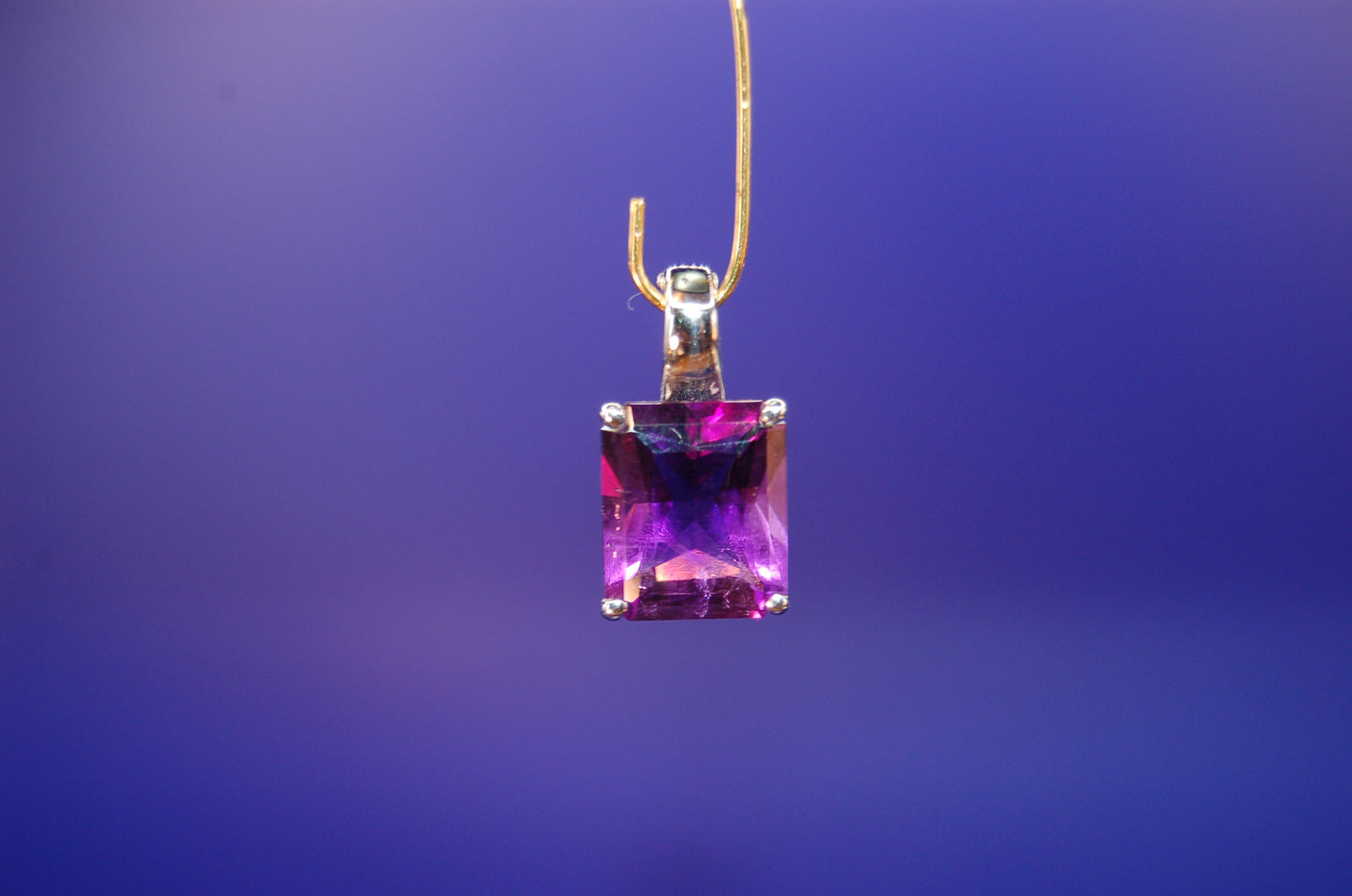 Ohrringe 585 Weißgold mit Amethyst - Frontansicht der violetten Edelsteine