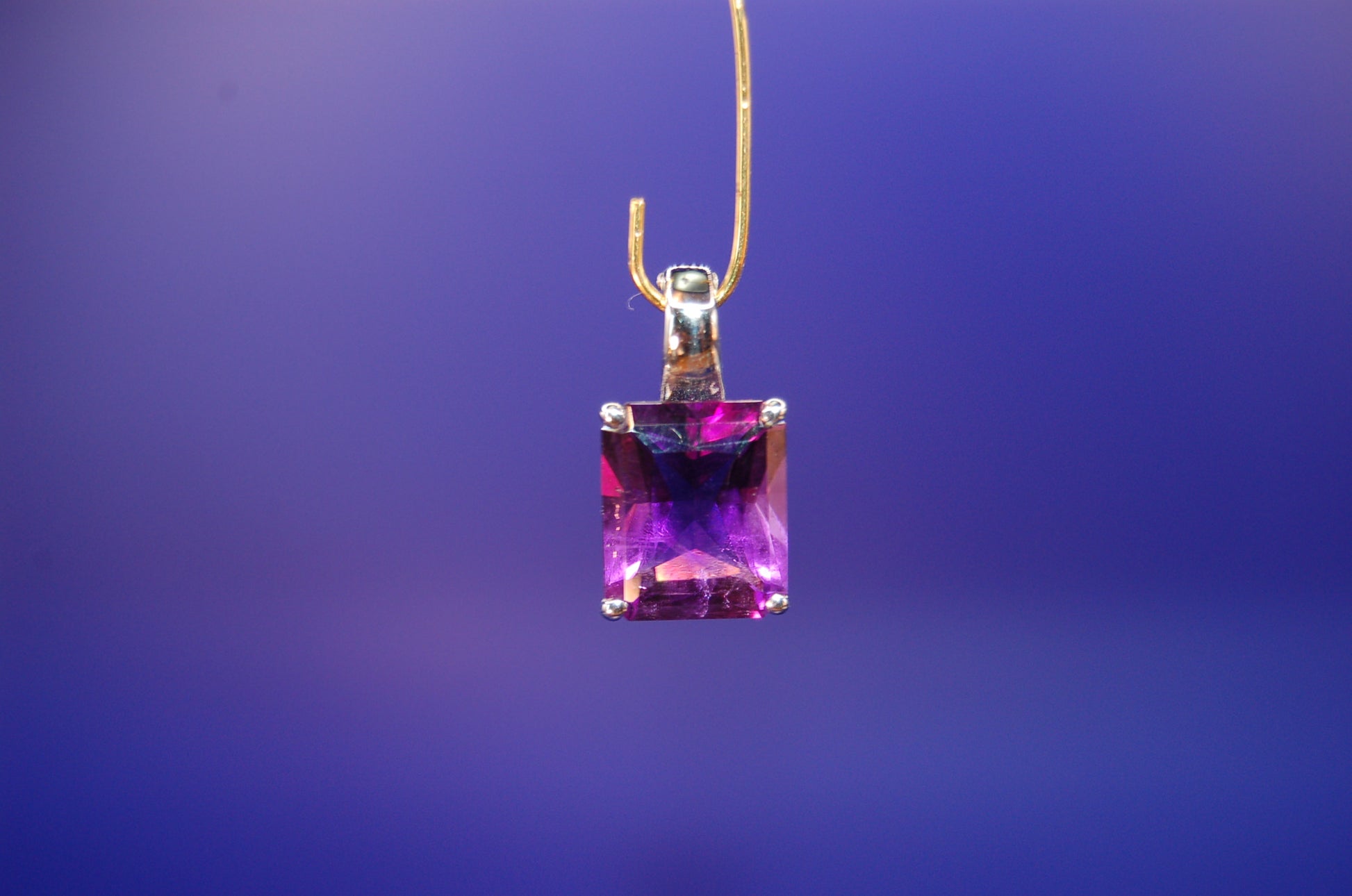 Ohrringe 585 Weißgold mit Amethyst - Frontansicht der violetten Edelsteine