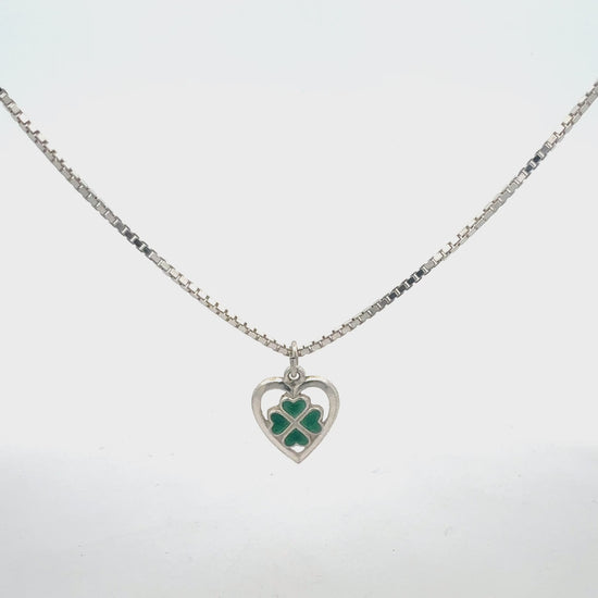 Silberkette 925 mit Herz-Anhänger und grünem Kleeblatt - 45 cm Sterlingsilber Halskette als Glücksbringer in Bewegung