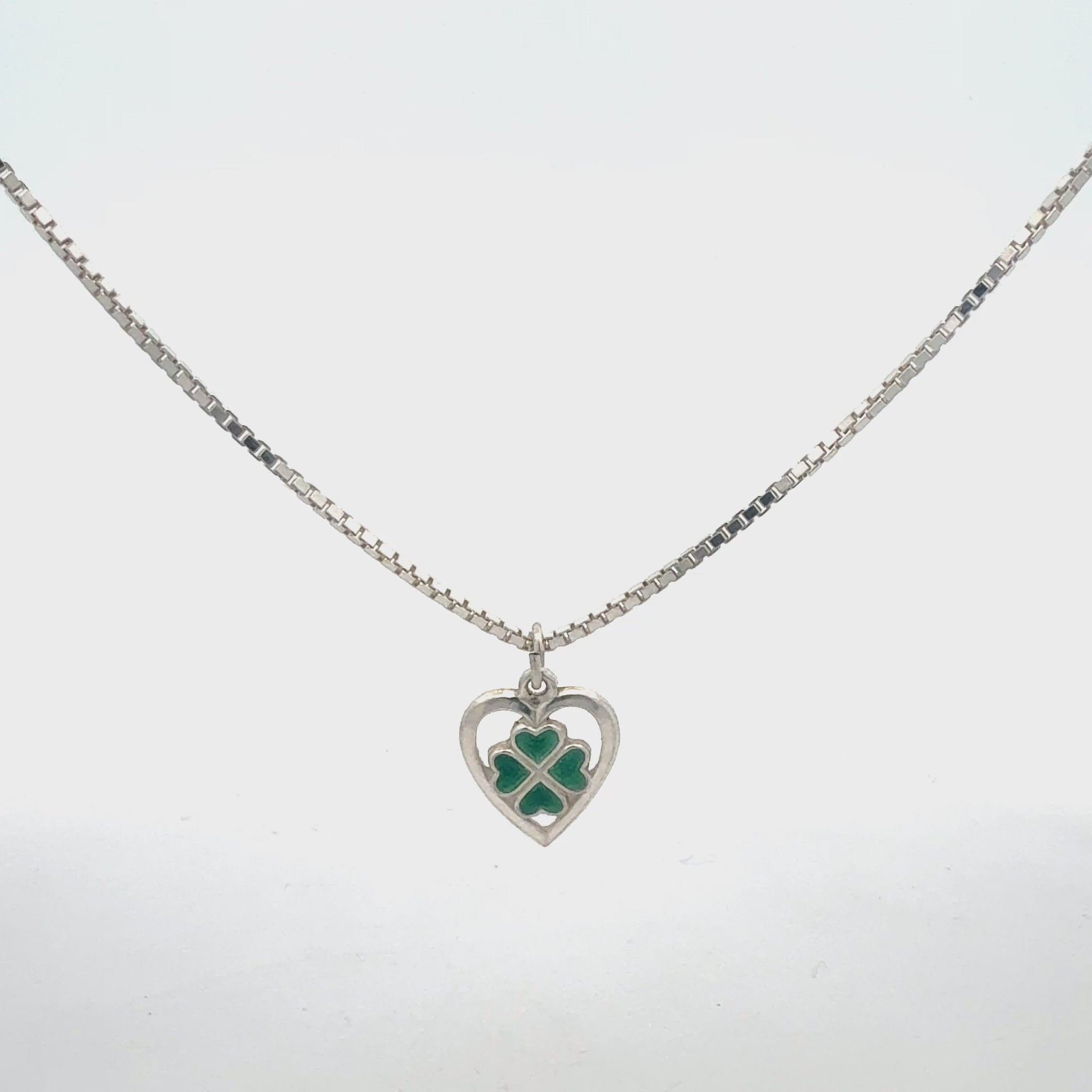 Silberkette 925 mit Herz-Anhänger und grünem Kleeblatt - 45 cm Sterlingsilber Halskette als Glücksbringer in Bewegung