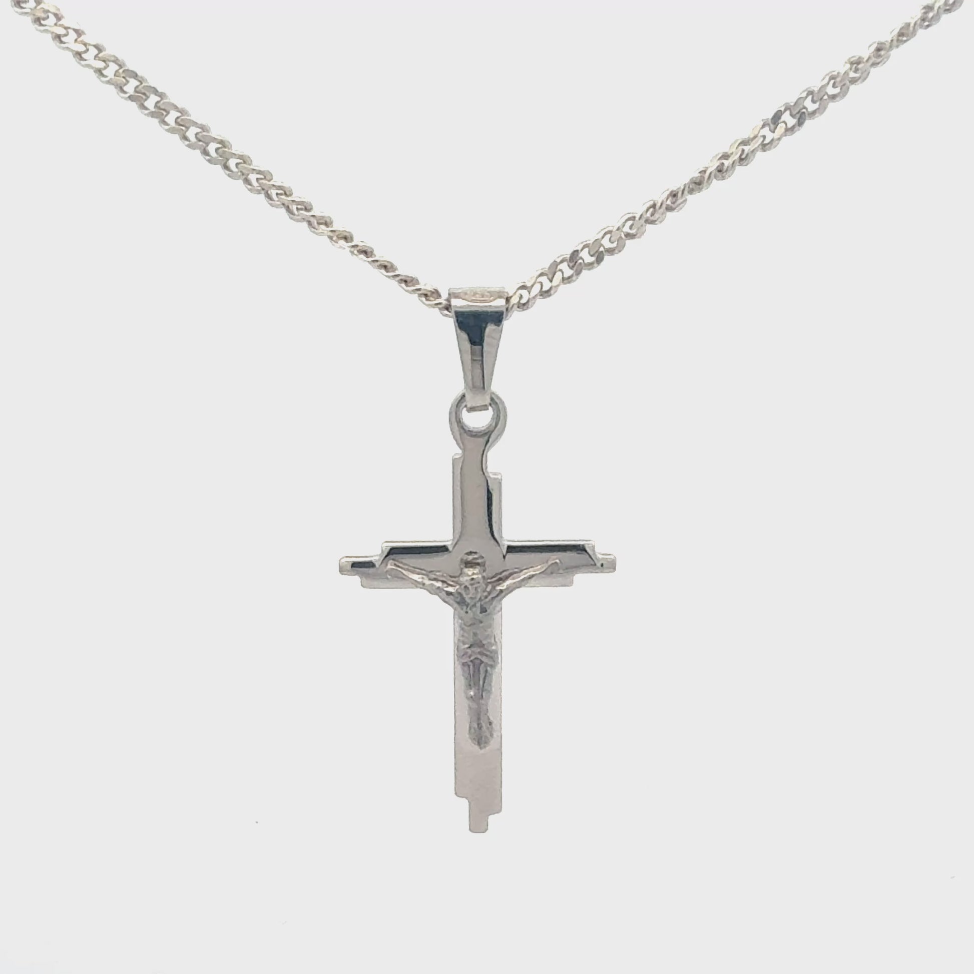 Silberkette 925 mit Kreuz-Anhänger – in Bewegung
