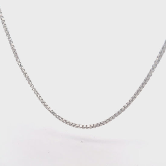 Silberkette 925 – 120 cm in Bewegung, zweifach tragbar