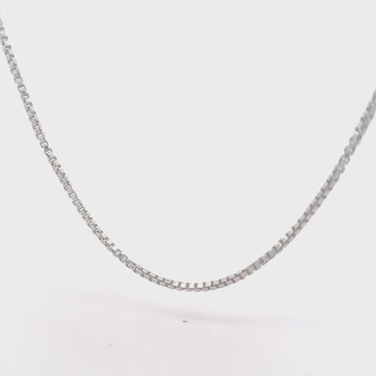 Silberkette 925 – 120 cm in Bewegung, zweifach tragbar