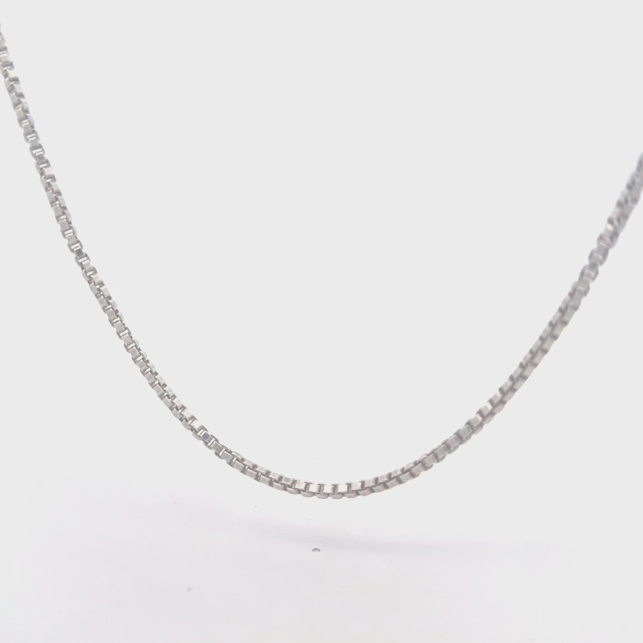 Silberkette 925 – 120 cm in Bewegung, zweifach tragbar