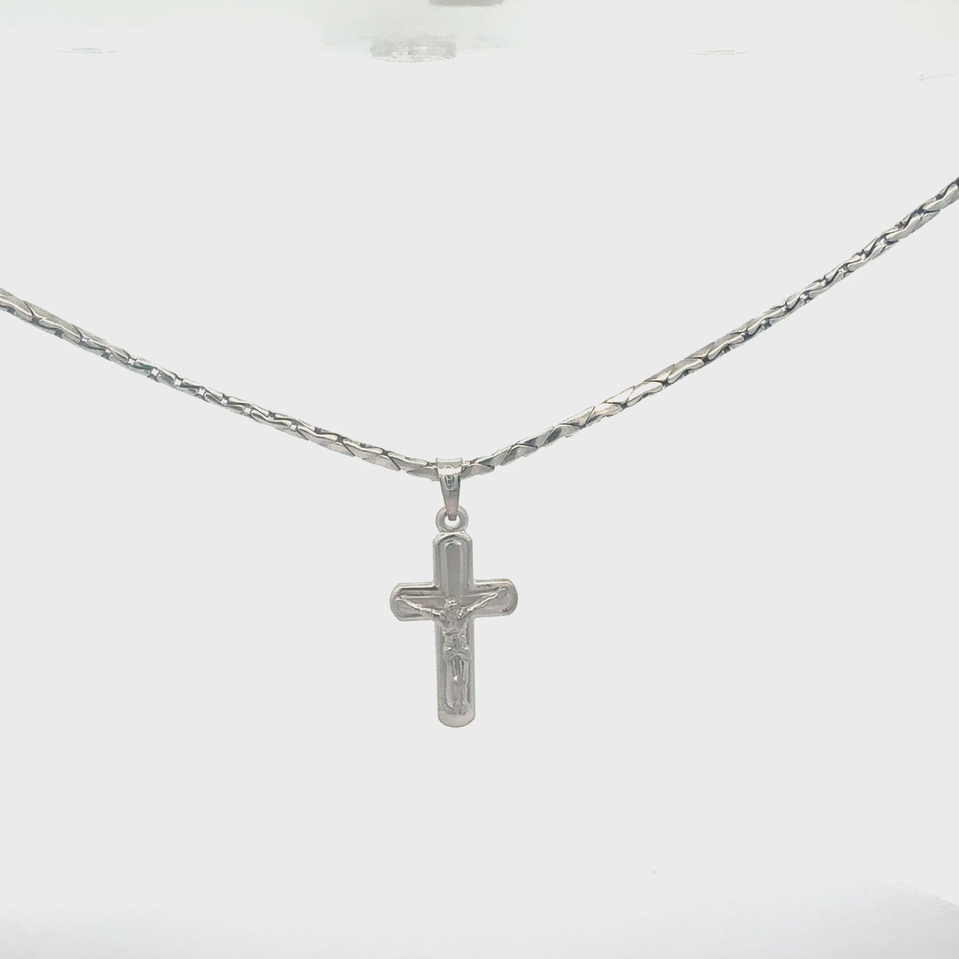 Kreuz Anhänger aus 925er Silber in 360-Grad-Ansicht – alle Details im Video
